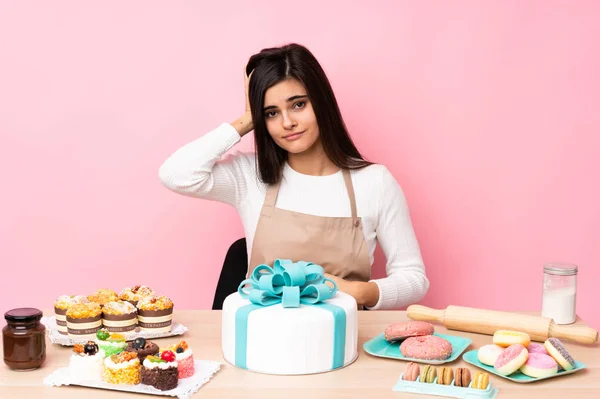 Konditor Mit Einem Großen Kuchen Auf Einem Tisch Vor Isoliertem — Stockfoto