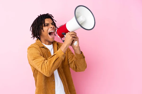 Jovem Afro Americano Com Casaco Veludo Sobre Fundo Rosa Isolado — Fotografia de Stock