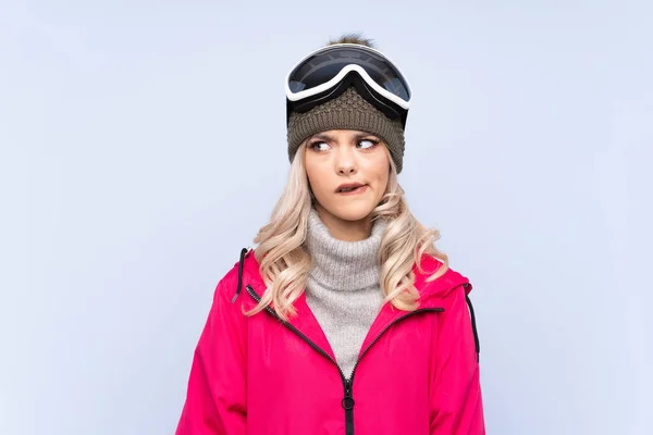 Lyžařka Teenager Dívka Snowboardovými Brýlemi Přes Izolované Modré Pozadí Pochybnostmi — Stock fotografie