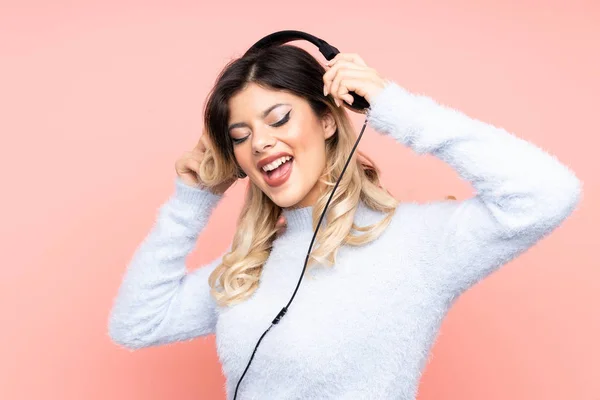 Adolescente Chica Aislado Rosa Fondo Escuchar Música Cantar —  Fotos de Stock