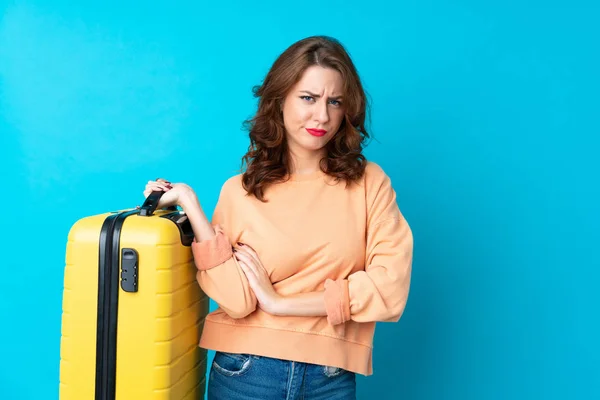 Mujer Viajera Con Maleta Sobre Fondo Azul Aislado Pensando Una — Foto de Stock