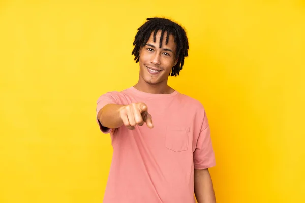 Mladý Africký Američan Izolovaný Žlutém Pozadí Ukazuje Prstem Vás Sebevědomým — Stock fotografie