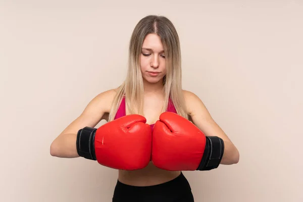 Jonge Sport Blonde Vrouw Geïsoleerde Achtergrond Met Bokshandschoenen — Stockfoto