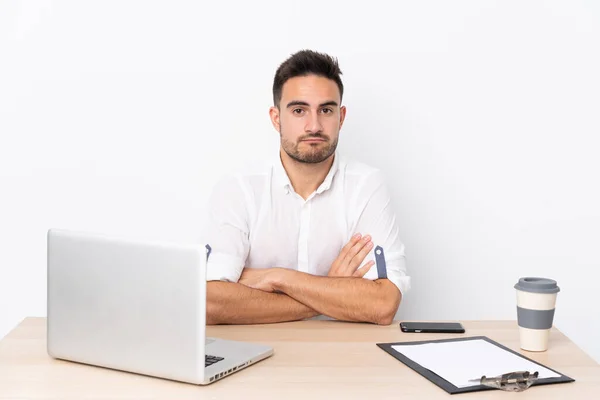 Joven Hombre Negocios Con Teléfono Móvil Lugar Trabajo Triste — Foto de Stock