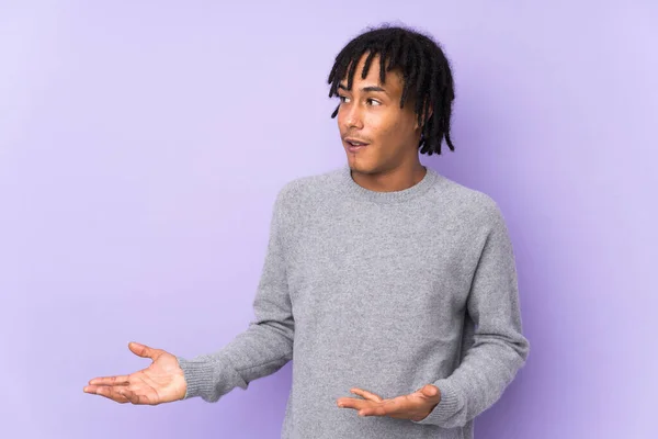 若いアフリカ系アメリカ人男性は紫の背景に驚くべき顔の表情で隔離された — ストック写真