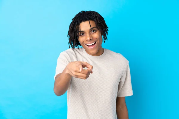 Young African American Man Isolated Blue Background Surprised Pointing Front — Stock Photo, Image