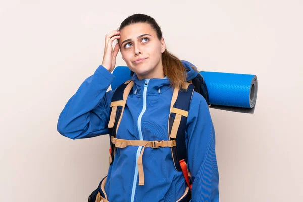 Joven Montañista Con Una Gran Mochila Sobre Fondo Aislado Que —  Fotos de Stock