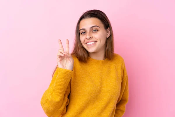 Menina Adolescente Com Suéter Amarelo Sobre Fundo Rosa Isolado Sorrindo — Fotografia de Stock