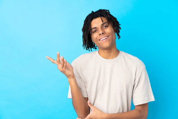 Young African American Man Isolated Blue Background Extending Hands Side — Stock Photo, Image