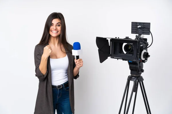 Mulher Repórter Segurando Microfone Relatando Notícias Sobre Fundo Branco Isolado — Fotografia de Stock