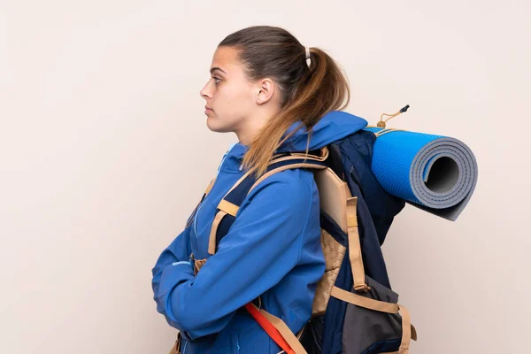 Giovane Alpinista Ragazza Con Grande Zaino Sfondo Isolato Cercando Lato — Foto Stock