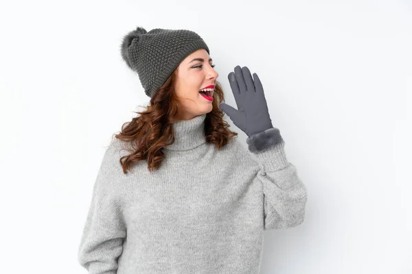 Giovane Donna Russa Con Cappello Invernale Sfondo Bianco Isolato Gridando — Foto Stock