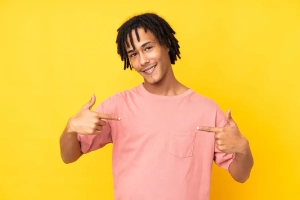 Jovem Afro Americano Isolado Fundo Amarelo Orgulhoso Auto Satisfeito — Fotografia de Stock