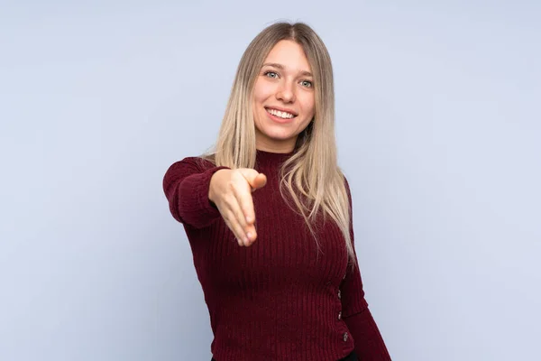 Giovane Donna Bionda Sfondo Blu Isolato Stringendo Mano Chiudere Buon — Foto Stock