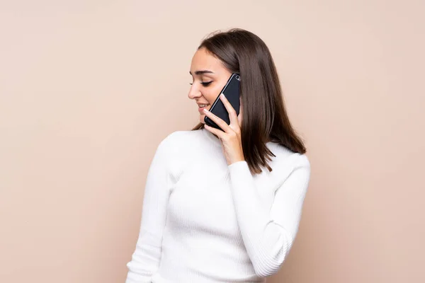 Mujer Joven Sobre Fondo Aislado Mantener Una Conversación Con Teléfono — Foto de Stock
