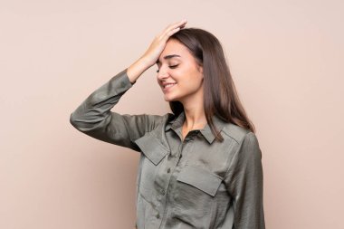 Izole arka plan üzerinde Genç kız bir şey fark etti ve çözüm niyetinde