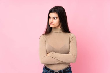 Soyutlanmış pembe arkaplan portresi