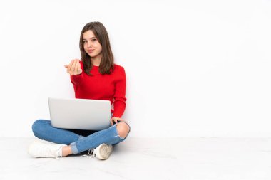 Polisle çalışan tenajcı kız beyaz arka planda izole edilmiş, bizimle gelmesi için davet ediliyor. Gelmene sevindim.