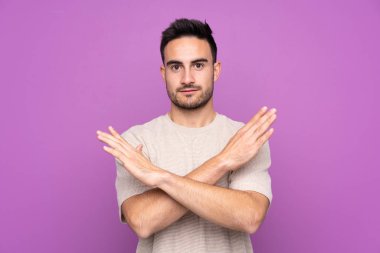 Genç, yakışıklı, soyutlanmış, mor bir geçmişi var.