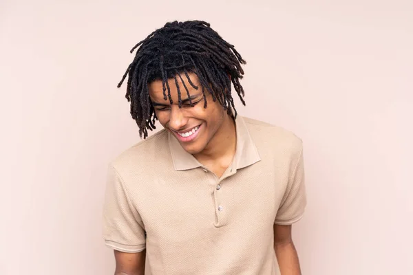 Junger Afrikanisch Amerikanischer Mann Über Isolierten Hintergrund Lacht — Stockfoto