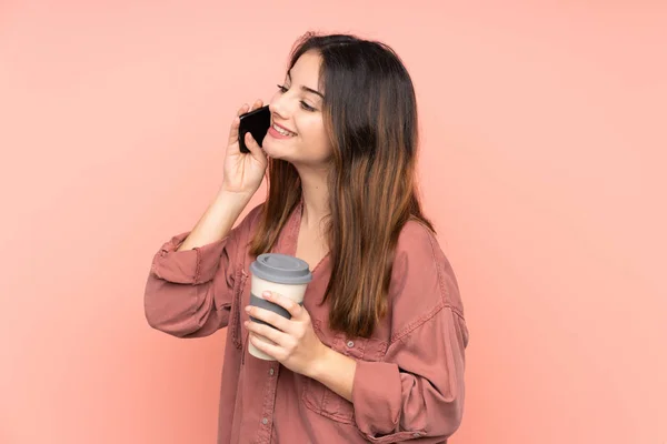 Giovane Donna Caucasica Isolata Sfondo Rosa Con Caffè Portare Cellulare — Foto Stock