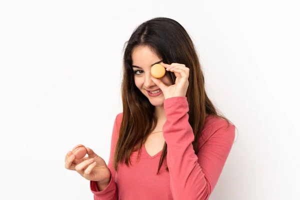 Jeune Femme Caucasienne Isolée Sur Fond Rose Tenant Des Macarons — Photo