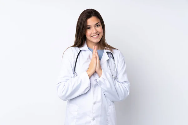 Adolescente Menina Sobre Isolado Fundo Branco Vestindo Vestido Médico Implorando — Fotografia de Stock