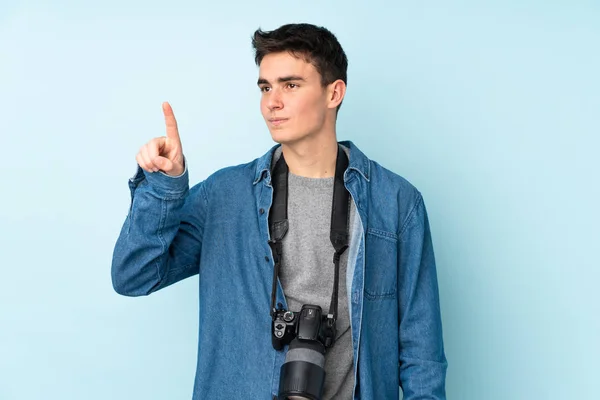 Genç Fotoğrafçı Mavi Arkaplanda Izole Edilmiş Saydam Ekrana Dokunuyor — Stok fotoğraf