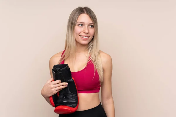 Jonge Sport Blonde Vrouw Geïsoleerde Achtergrond Met Bokshandschoenen — Stockfoto