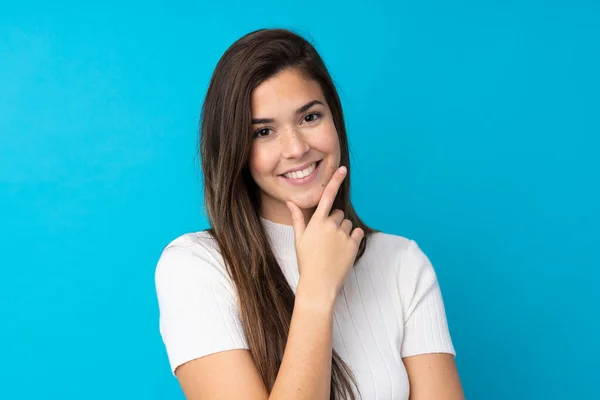 Teenager Mädchen Über Isolierten Blauen Hintergrund Lächelnd — Stockfoto