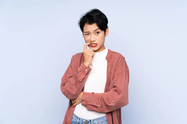 Joven Asiática Chica Sobre Aislado Azul Fondo Nervioso Asustado —  Fotos de Stock