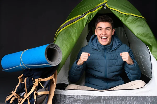 Tonåring Kaukasier Man Inne Camping Grönt Tält Isolerad Svart Bakgrund — Stockfoto