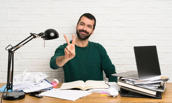 Studente Uomo Sorridente Mostrando Segno Vittoria — Foto Stock