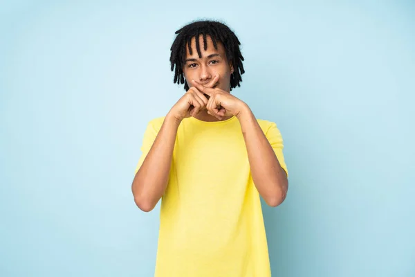 Giovane Uomo Afroamericano Isolato Sfondo Blu Mostrando Segno Silenzio Gesto — Foto Stock