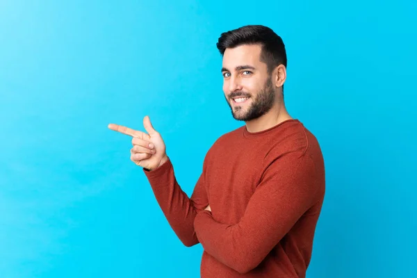 Joven Hombre Guapo Con Barba Sobre Fondo Azul Aislado Apuntando — Foto de Stock