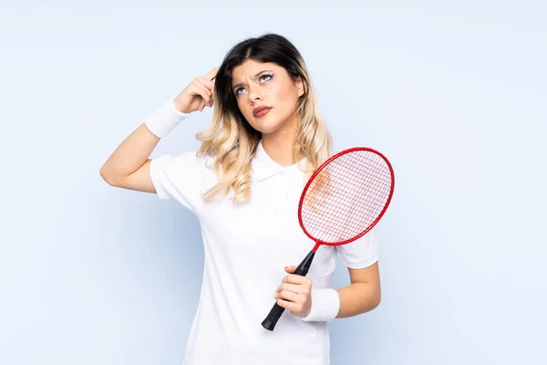 Tonårstjej Spelar Badminton Isolerad Blå Bakgrund Har Tvivel Och Med — Stockfoto