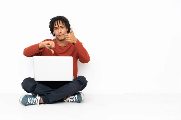 Fiatal Afro Amerikai Férfi Földön Dolgozik Laptopjával Ami Rossz Jel — Stock Fotó