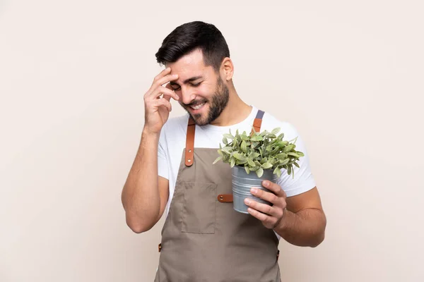 Jardinero Hombre Sosteniendo Una Planta Sobre Aislado Fondo Riendo —  Fotos de Stock