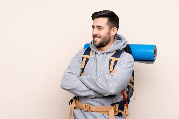 Jeune Alpiniste Homme Avec Grand Sac Dos Sur Fond Isolé — Photo