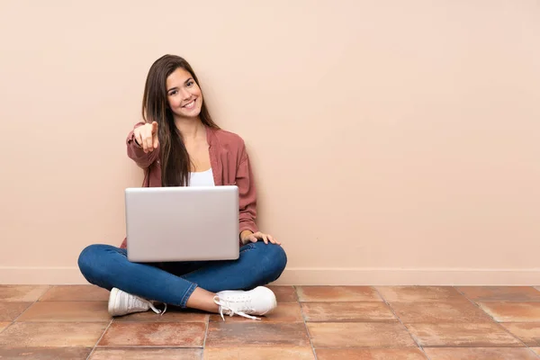 Adolescente Estudiante Chica Sentada Suelo Con Ordenador Portátil Señala Con — Foto de Stock