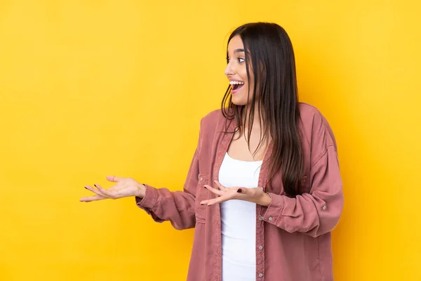 Giovane Donna Bruna Sfondo Giallo Isolato Con Espressione Facciale Sorpresa — Foto Stock