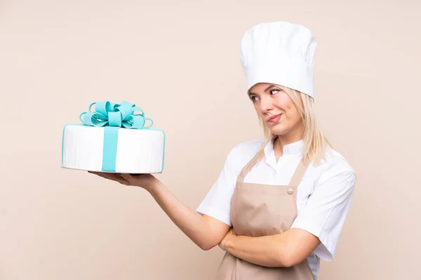 Jeune Femme Russe Avec Gros Gâteau Sur Fond Isolé Avec — Photo