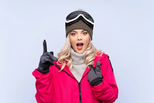 Snowboard Gözlüklü Genç Kayakçı Kız Izole Edilmiş Mavi Arka Plan — Stok fotoğraf