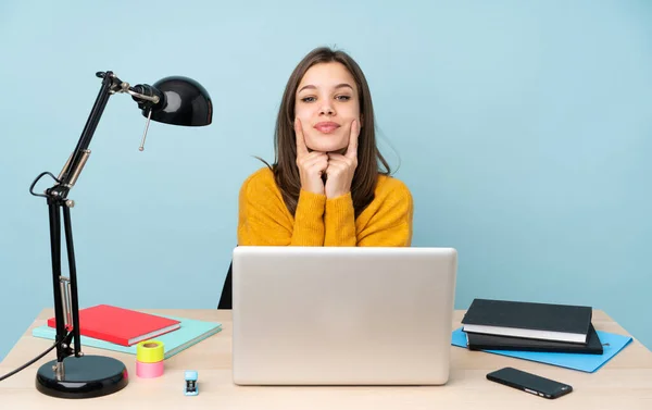 Estudiante Chica Estudiando Casa Aislada Sobre Fondo Azul Sonriendo Con — Foto de Stock