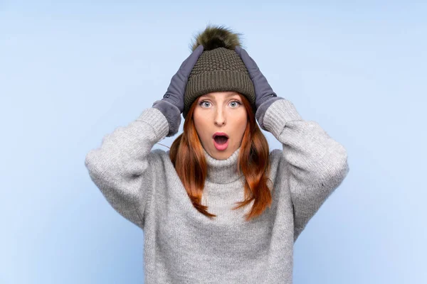 Joven Pelirroja Rusa Con Sombrero Invierno Sobre Fondo Azul Aislado —  Fotos de Stock