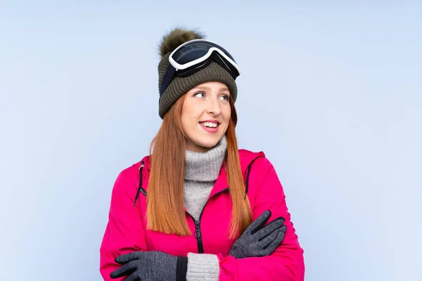 Lyžařka Ryšavá Žena Snowboardovými Brýlemi Přes Izolovanou Modrou Zeď Smích — Stock fotografie