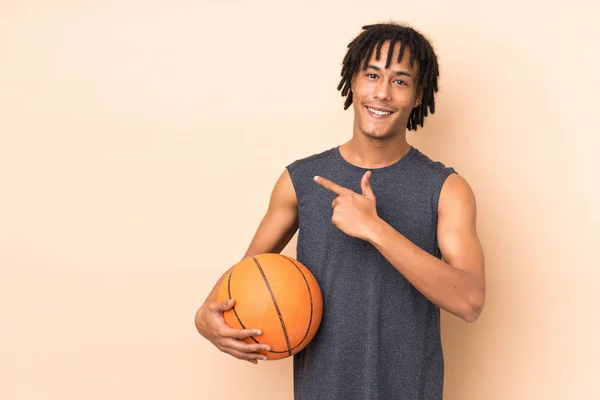 Junger Afrikanisch Amerikanischer Mann Isoliert Auf Beigem Hintergrund Basketball Spielt — Stockfoto