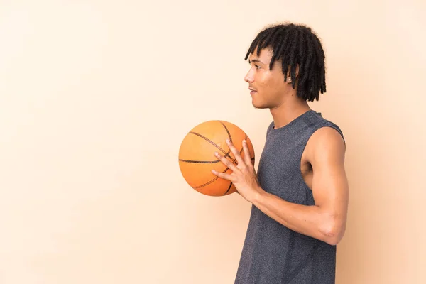Pemuda African American Pria Terisolasi Pada Latar Beige Bermain Basket — Stok Foto