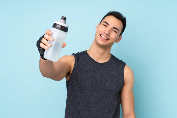 Νεαρός Αθλητής Πάνω Απομονωμένο Μπλε Φόντο Αθλητικό Μπουκάλι Νερό — Φωτογραφία Αρχείου