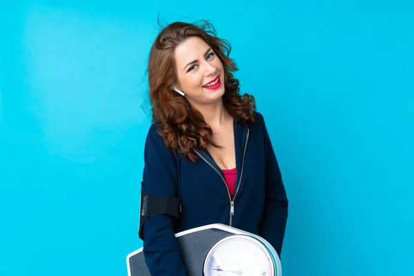 Jovem Mulher Esporte Sobre Fundo Azul Isolado Com Máquina Pesagem — Fotografia de Stock